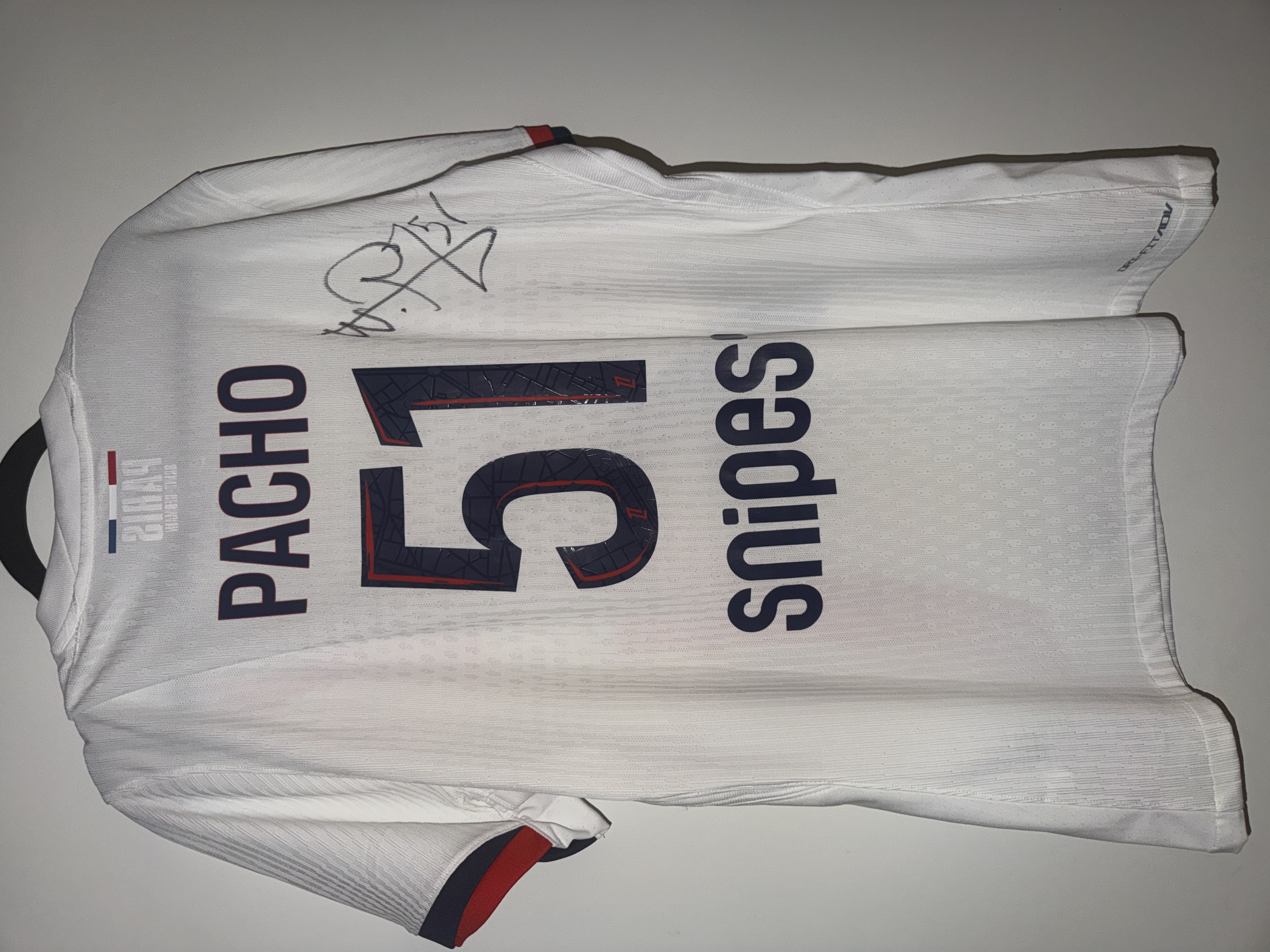 maillot PSG signé et porté par Pacho